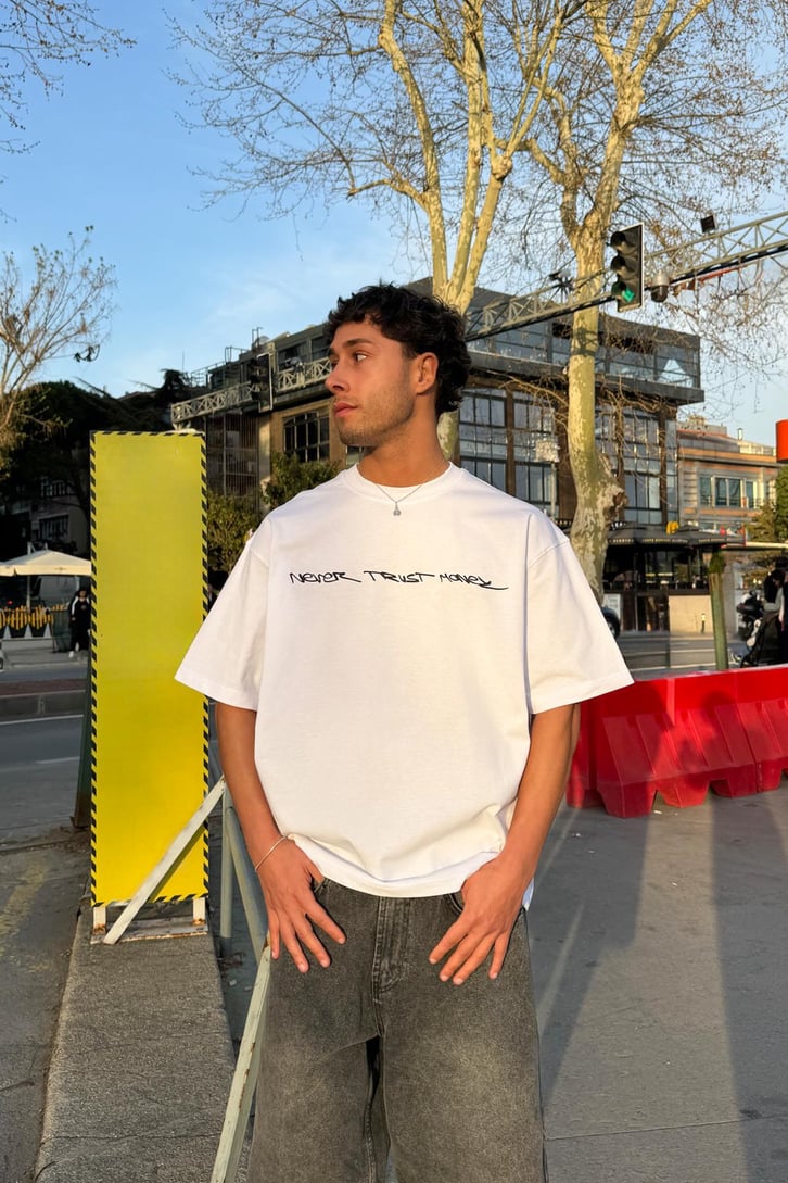 Never Trust Money Baskılı Tişört