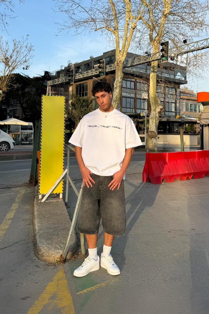 Never Trust Money Baskılı Tişört