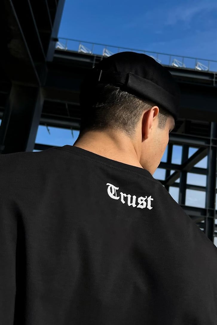 Nobody Trust Baskılı Siyah Oversize Tişört