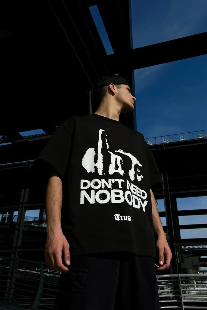Nobody Trust Baskılı Siyah Oversize Tişört