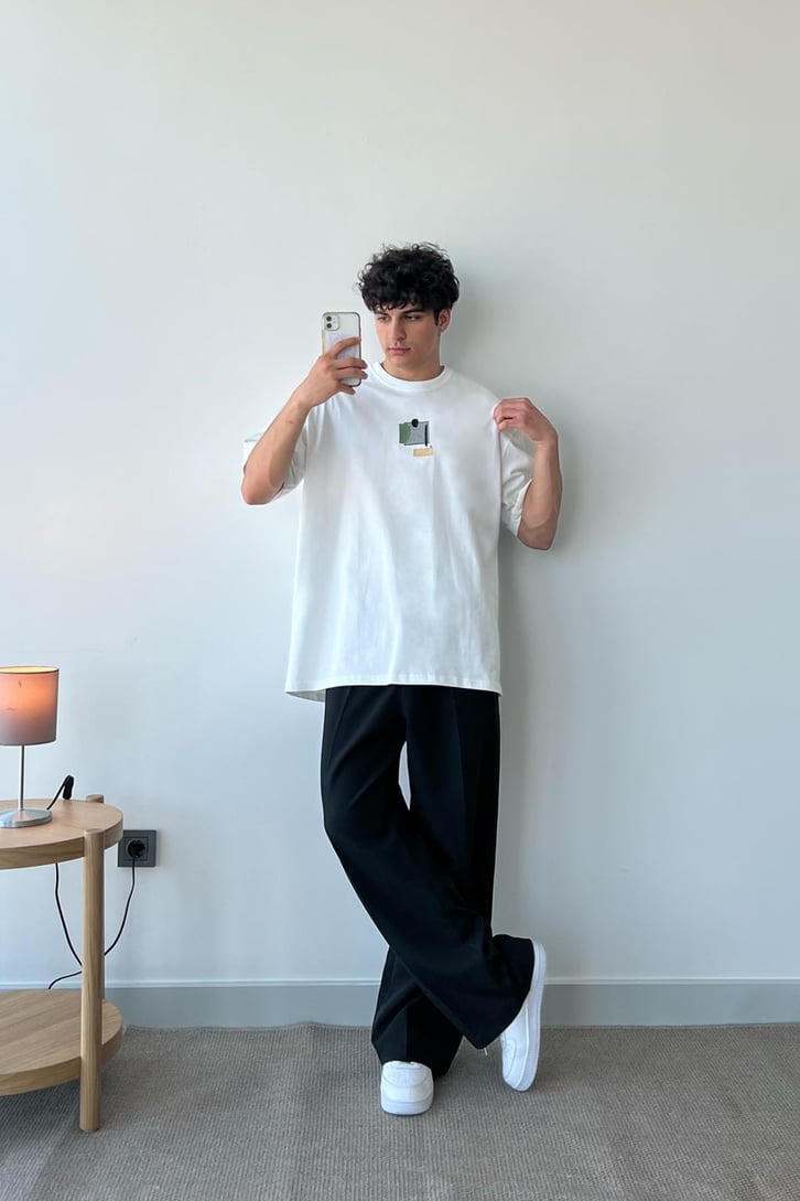 Ön Nakışlı Beyaz Oversize Tişört