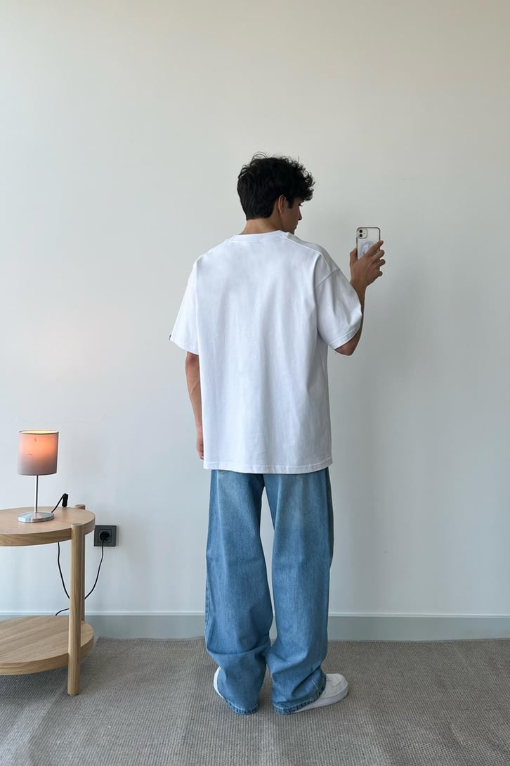 Ön Nakışlı Beyaz Oversize Tişört