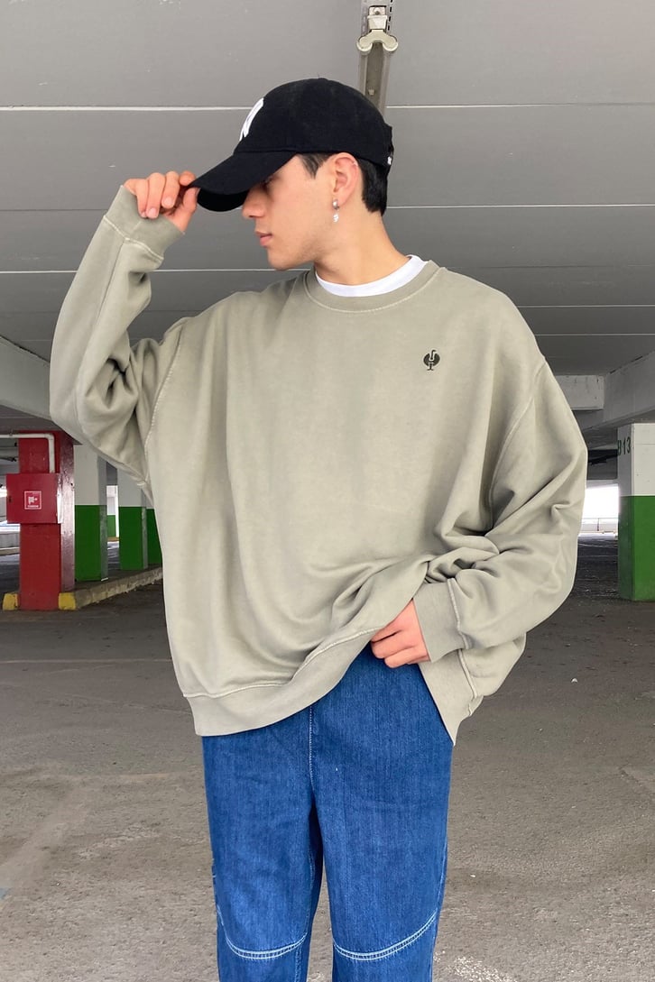 OVERSIZE MİNİMAL İŞLEMELİ SWEATSHIRT