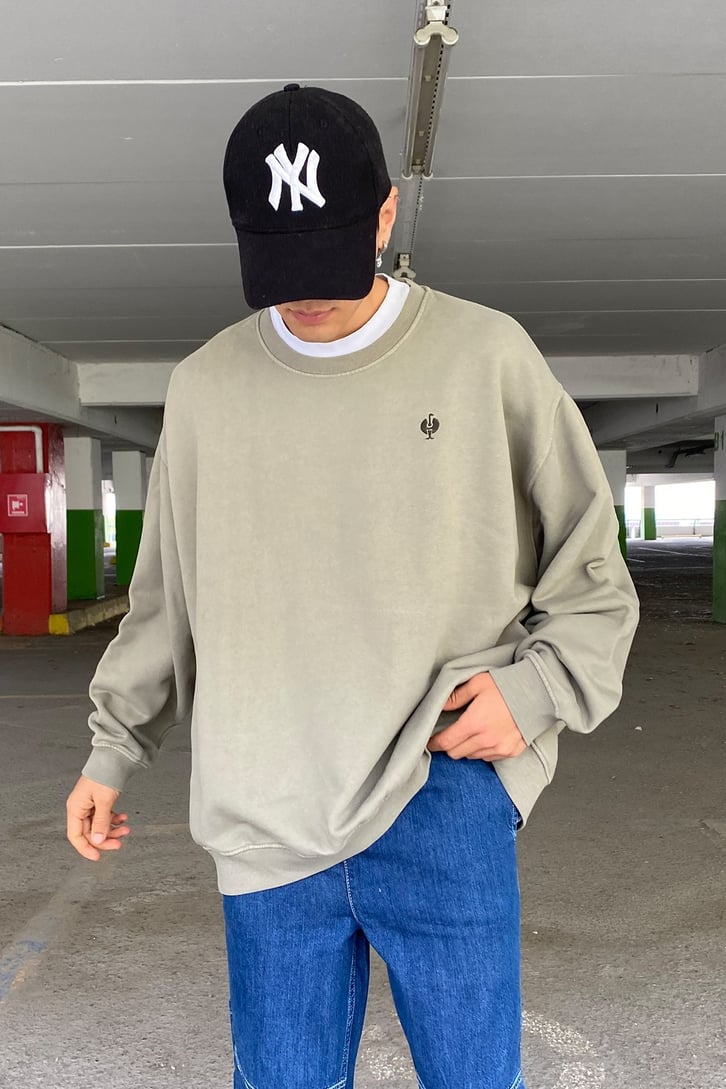 OVERSIZE MİNİMAL İŞLEMELİ SWEATSHIRT