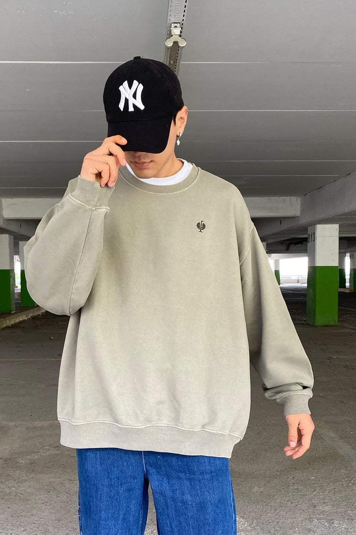 OVERSIZE MİNİMAL İŞLEMELİ SWEATSHIRT