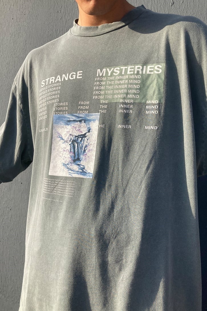OVERSIZE STRANGE MYSTERIES BASKILI TSHIRT