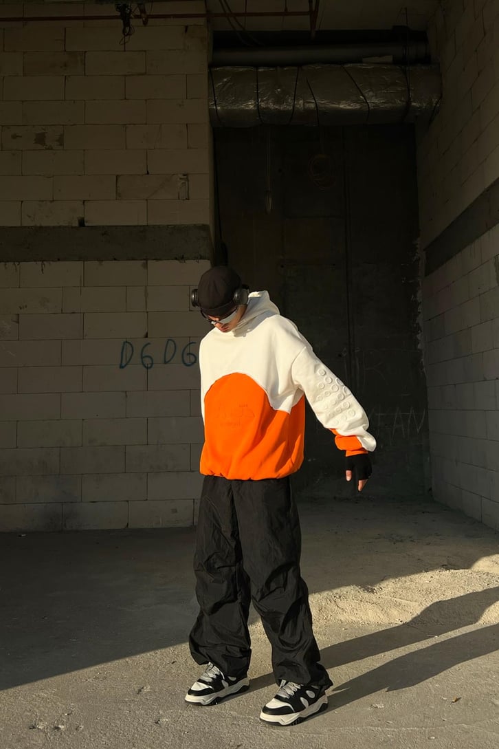 Parçalı Kabartma Baskılı Turuncu İçi Pamuklu Oversize Hoodie