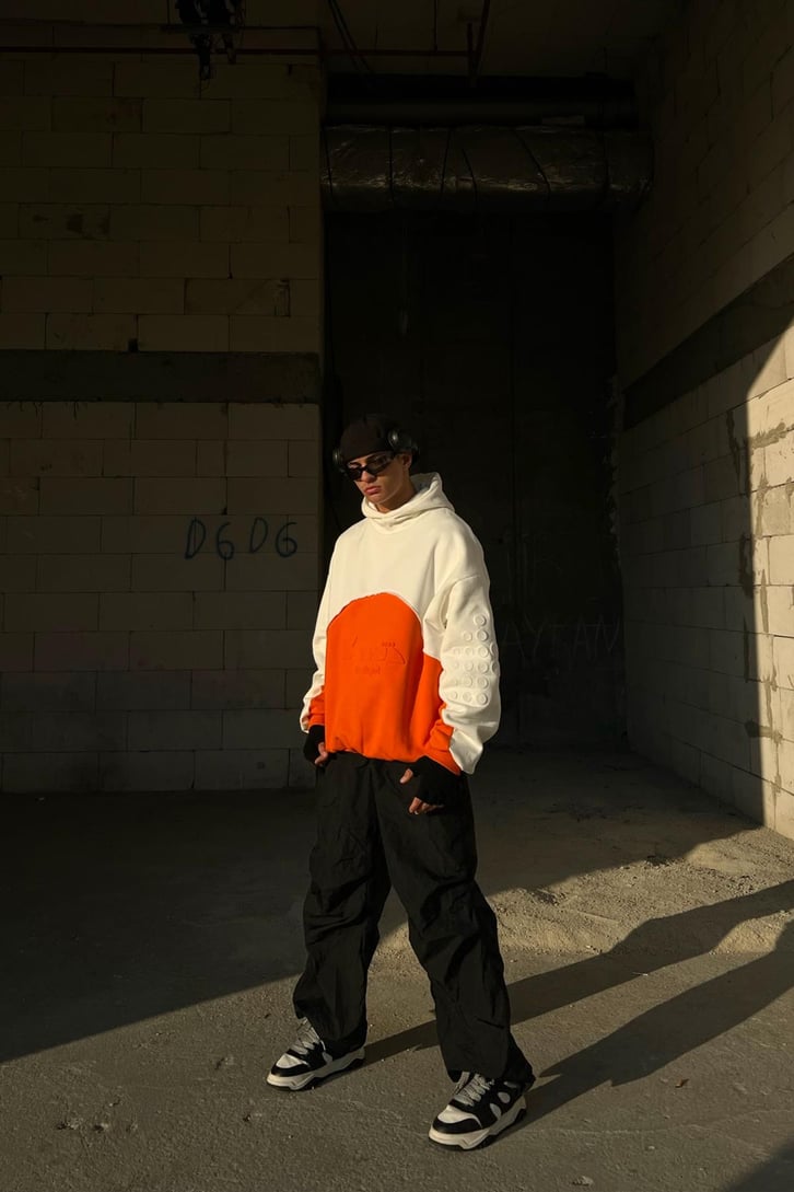 Parçalı Kabartma Baskılı Turuncu İçi Pamuklu Oversize Hoodie