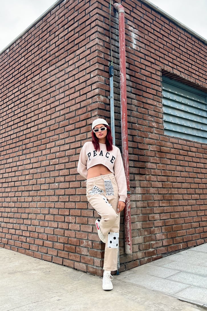 Peace Baskılı Taş Rengi Crop Sweatshirt
