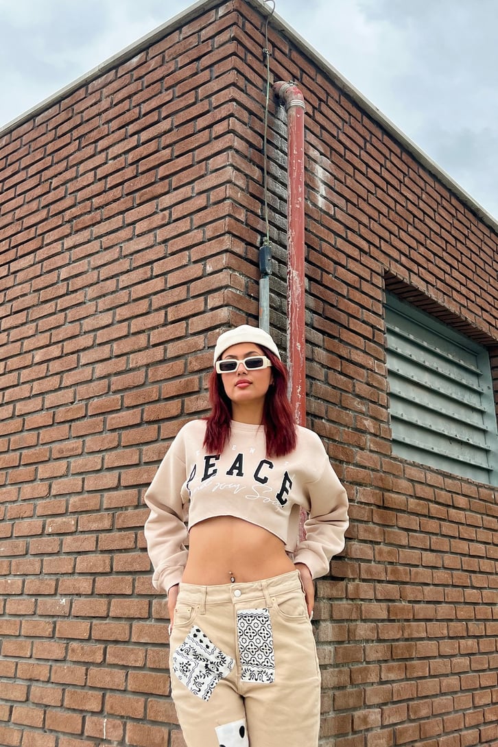 Peace Baskılı Taş Rengi Crop Sweatshirt
