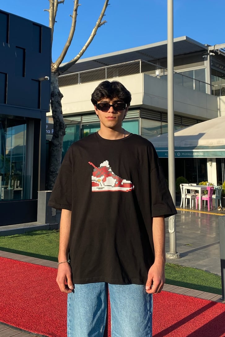 Pixel Sneaker Baskılı Siyah Oversize Tshirt