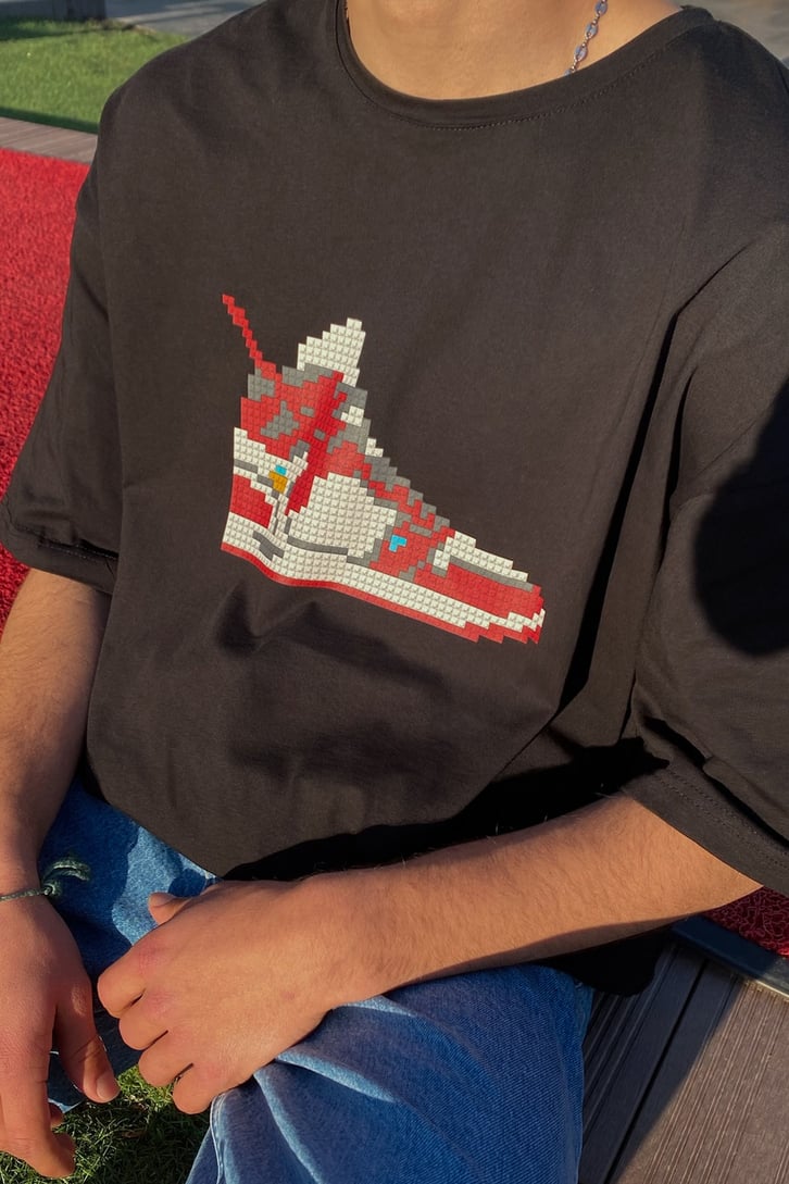 Pixel Sneaker Baskılı Siyah Oversize Tshirt