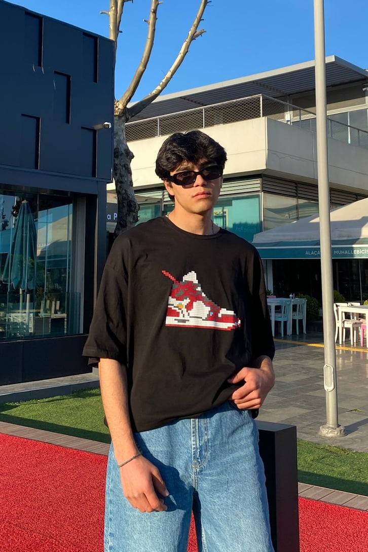 Pixel Sneaker Baskılı Siyah Oversize Tshirt