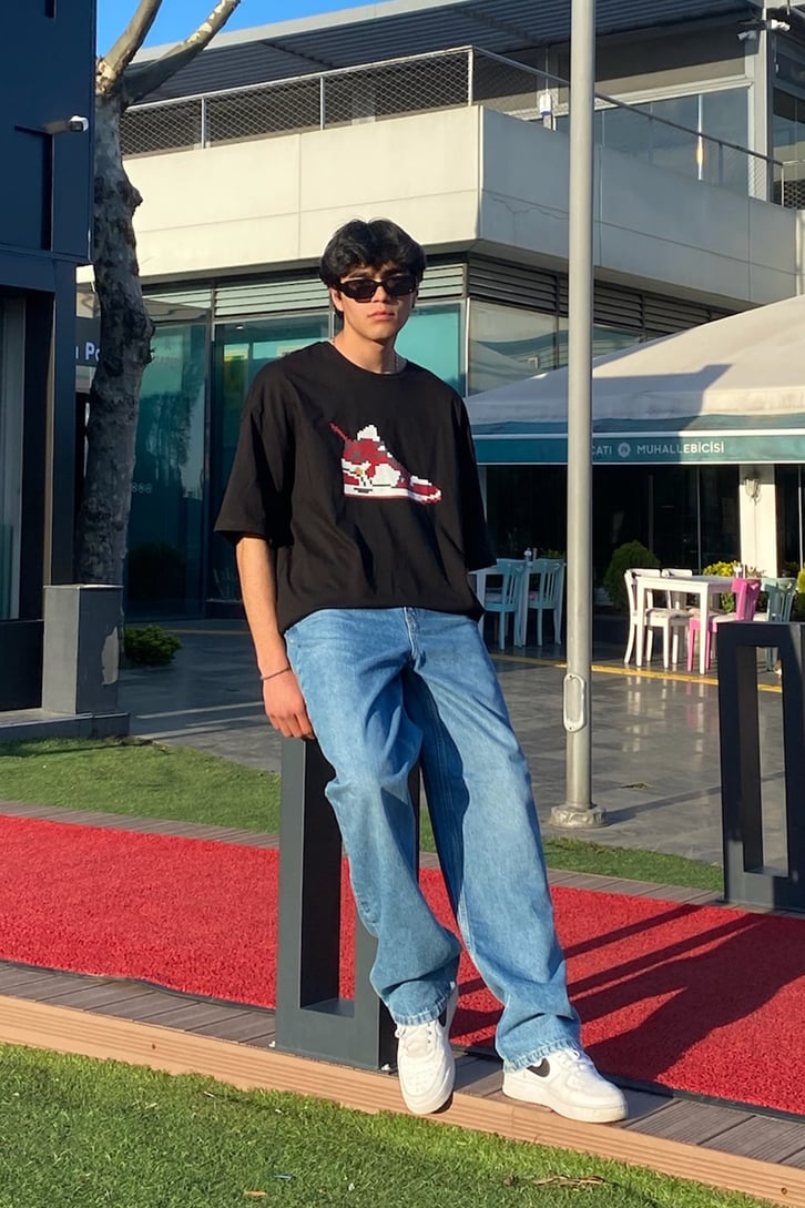 Pixel Sneaker Baskılı Siyah Oversize Tshirt