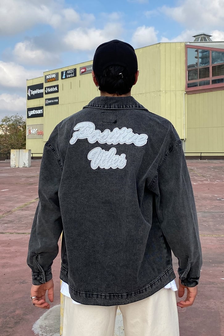 POSITIVE VIBES İŞLEMELİ KOT CEKET