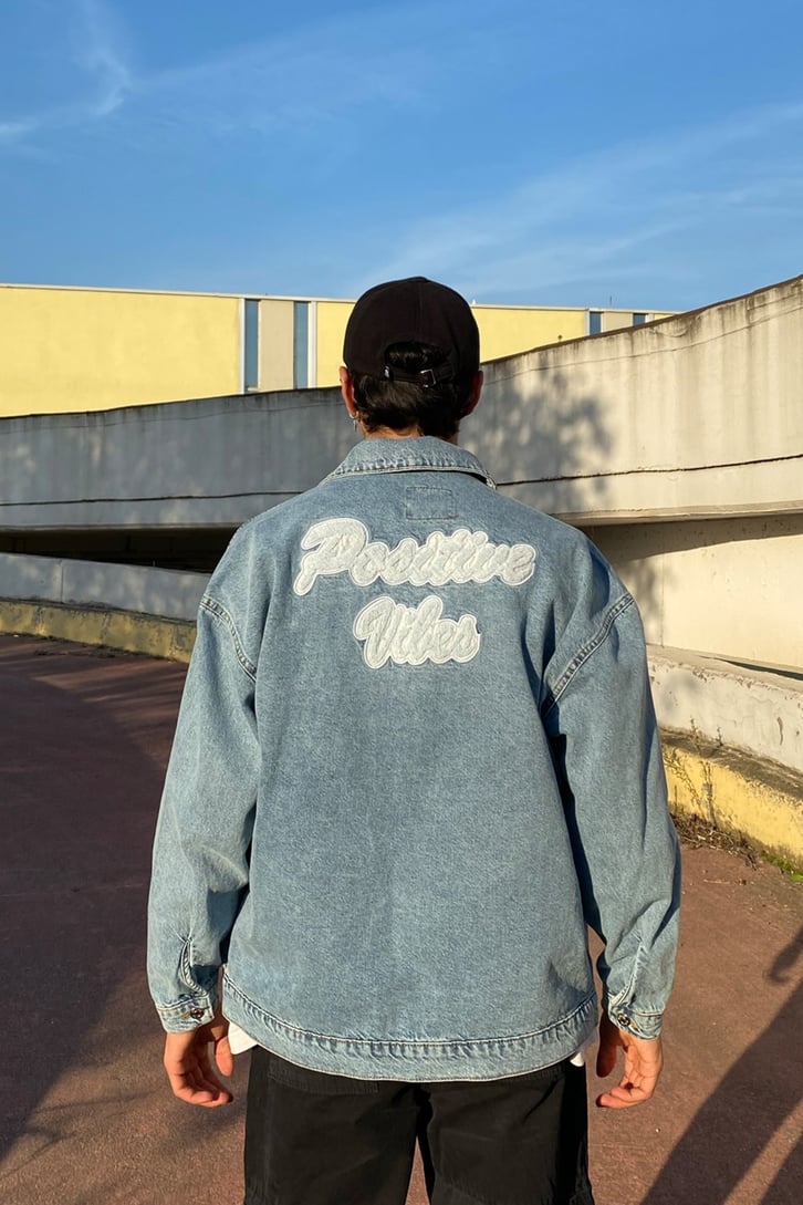 POSITIVE VIBES İŞLEMELİ KOT CEKET