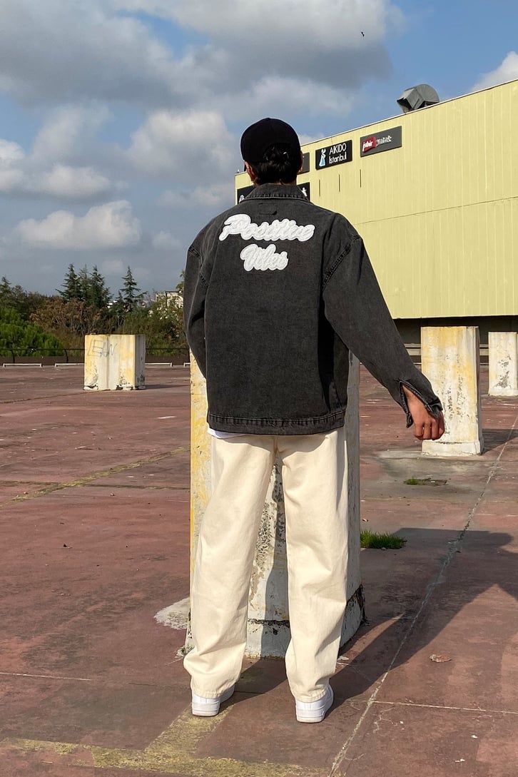 POSITIVE VIBES İŞLEMELİ KOT CEKET