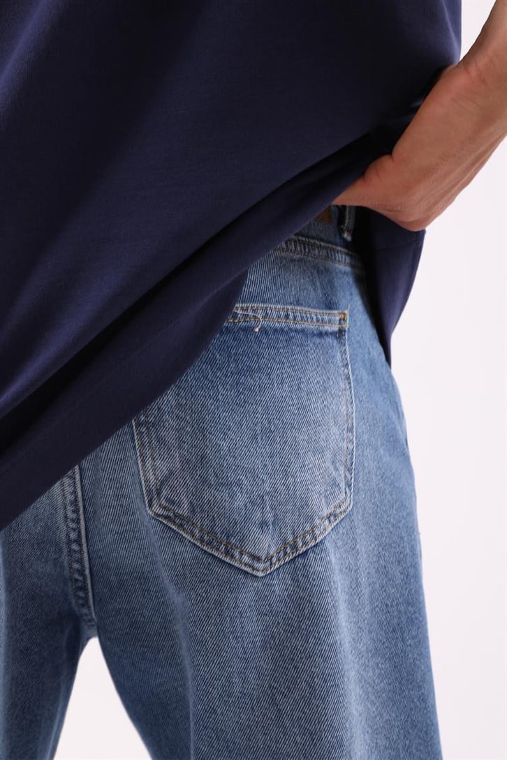 Ripped Details Mom Jean