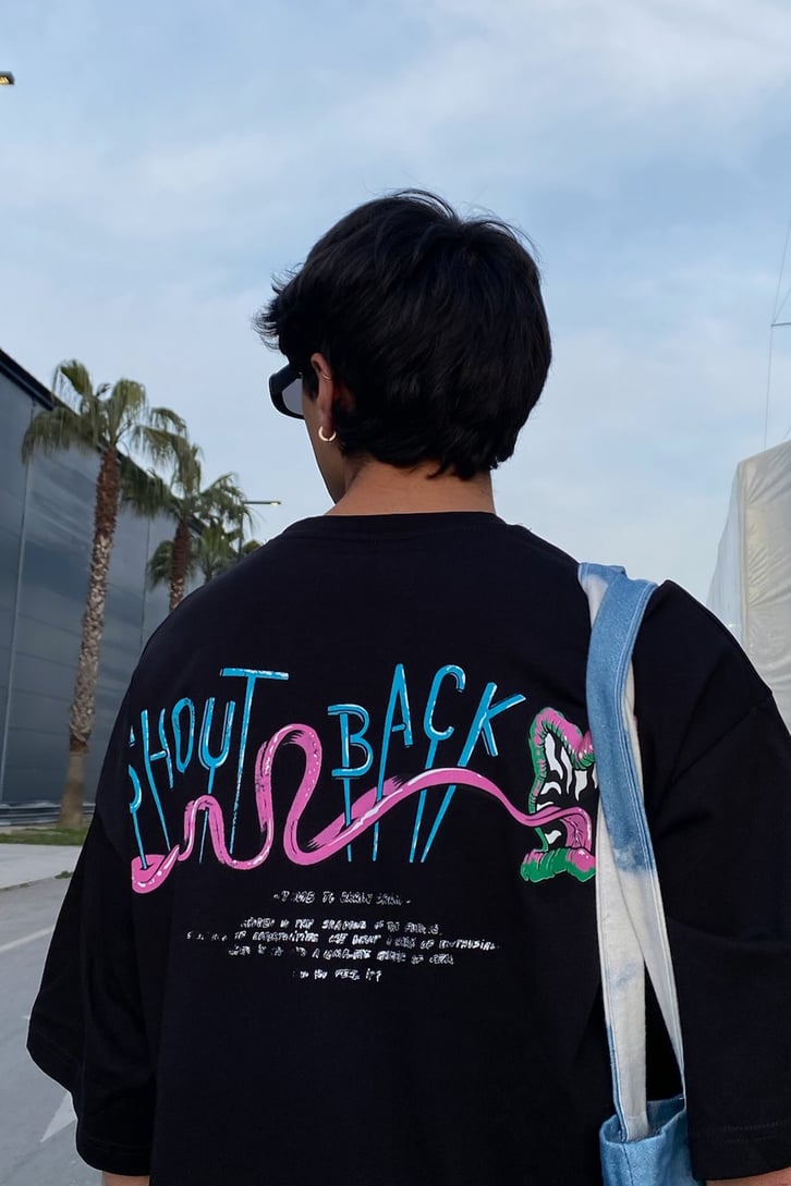 Shout Back Baskılı Oversize Siyah Tshirt