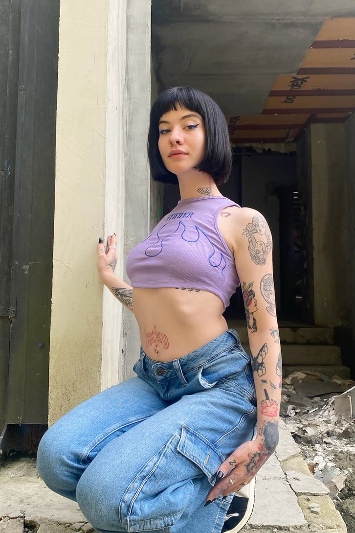 Sinner Nakışlı Gri Sıfır Kol Crop