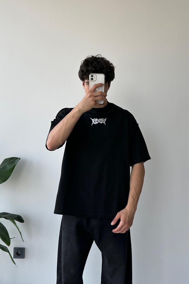Sırt Yıldız Nakışlı Siyah Oversize Tişört