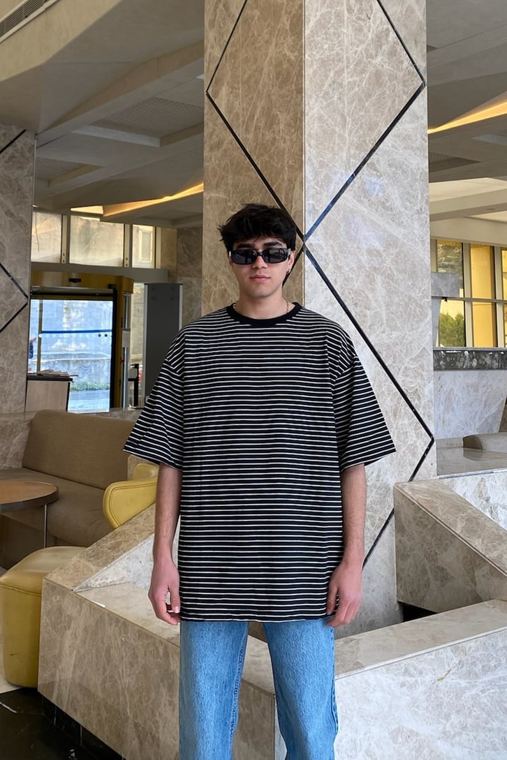Siyah Yaka Beyaz Çizgili Oversize Tshirt