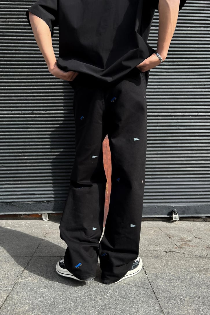 Skate Nakışlı Siyah Gabardin Pantolon
