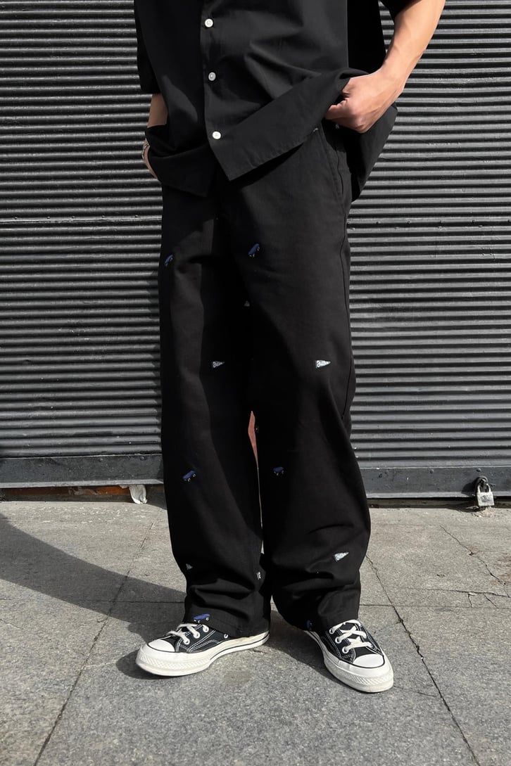 Skate Nakışlı Siyah Gabardin Pantolon