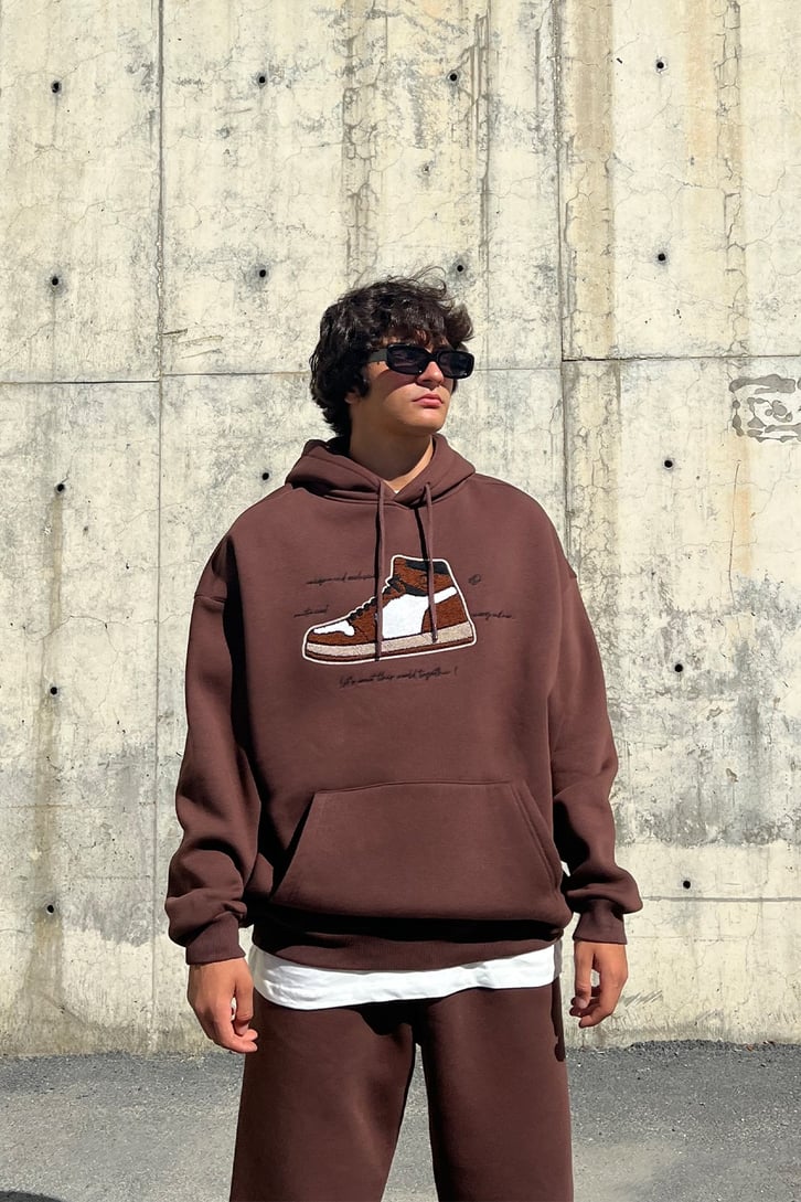 Sneaker Nakışlı Kahverengi Oversize Sweatshirt