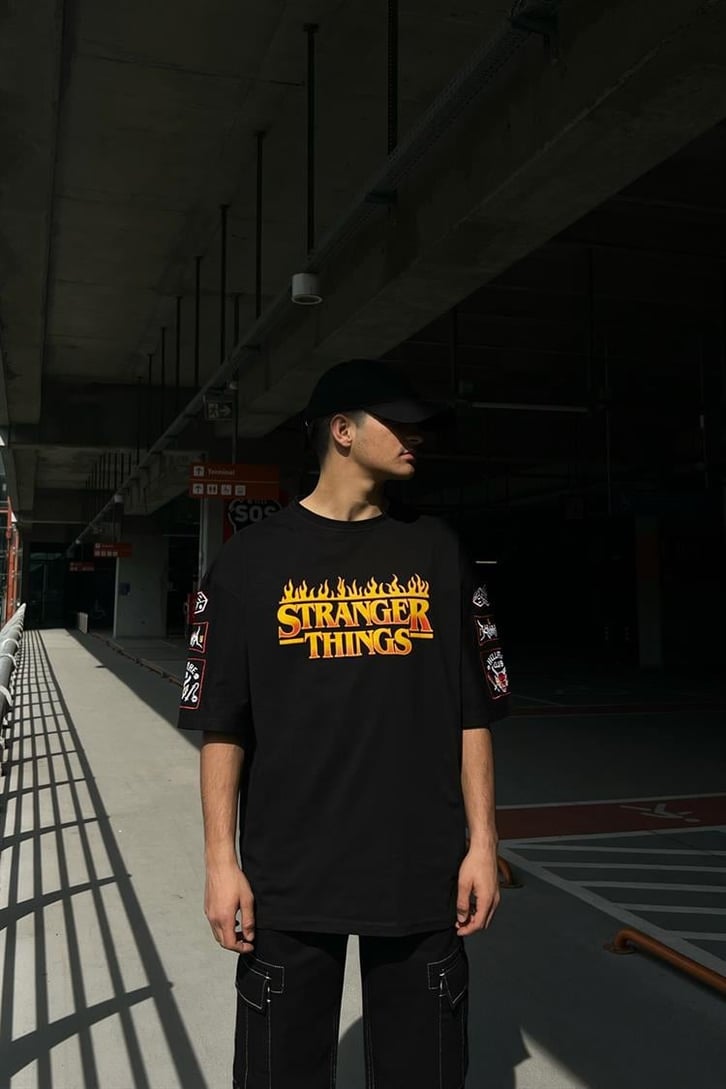 Stranger Flame Baskılı Siyah Oversize Tişört