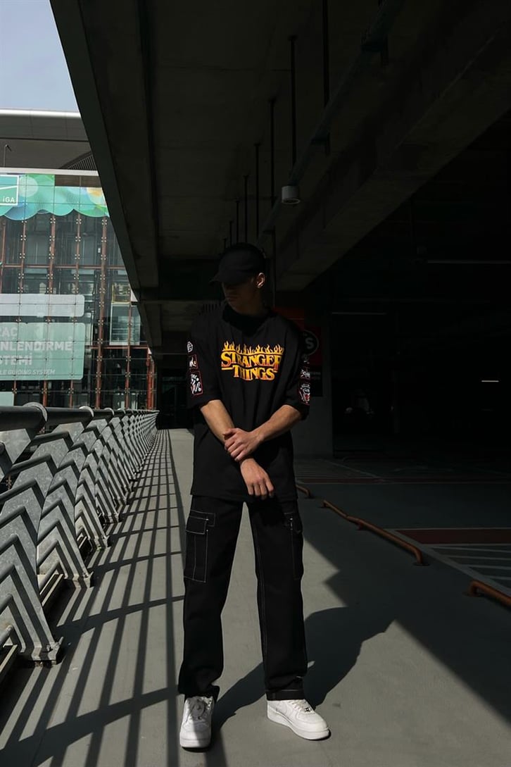 Stranger Flame Baskılı Siyah Oversize Tişört