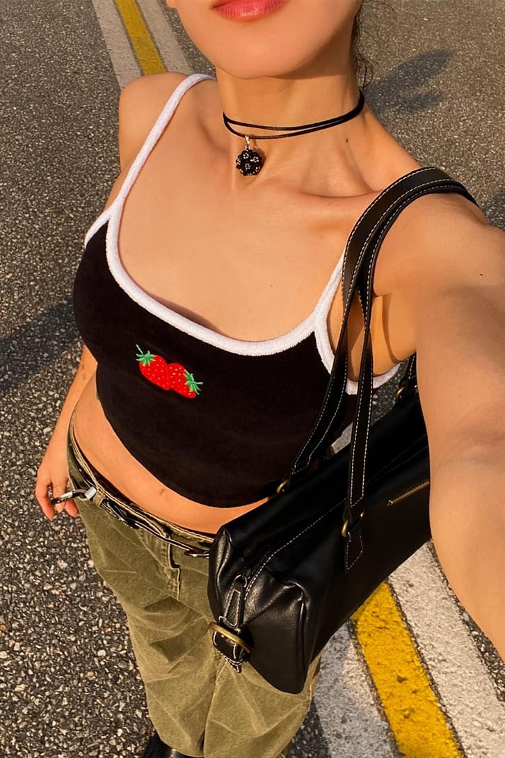 Strawberry Nakışlı Askılı Siyah Crop