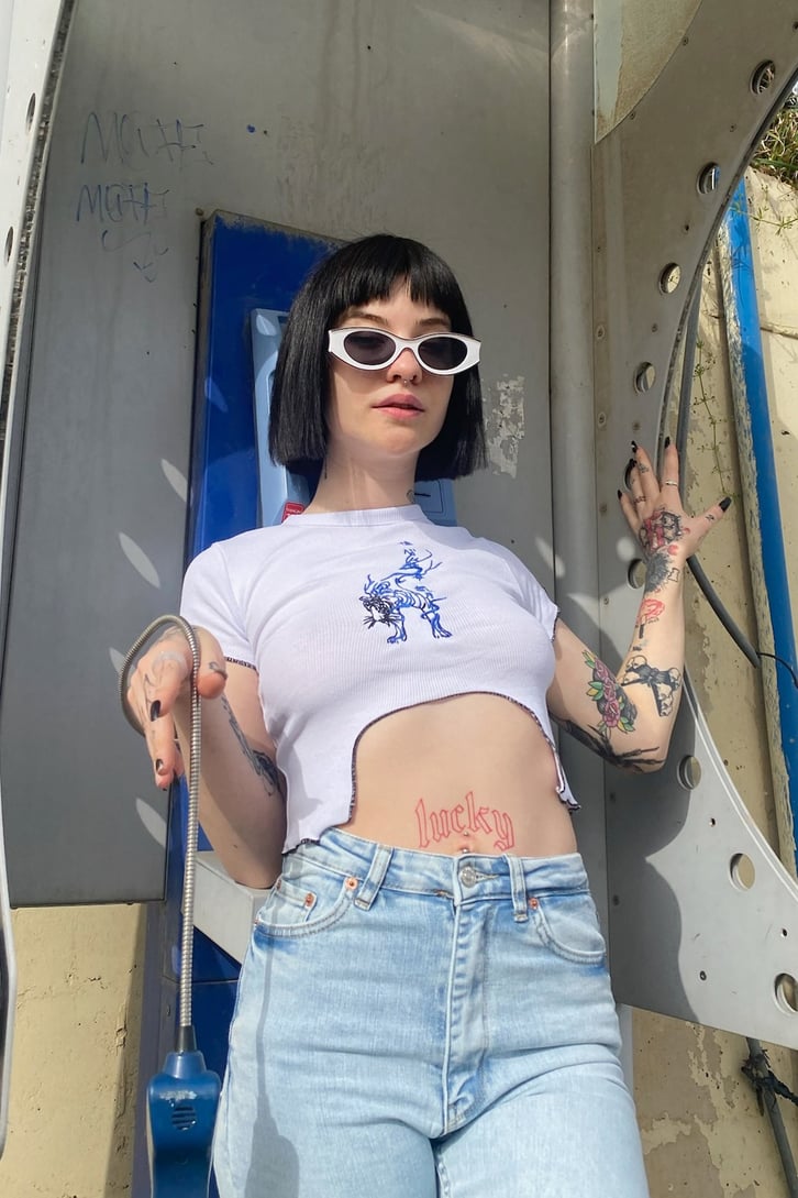 Tiger Nakışlı Pencere Detaylı Beyaz Crop Tshirt