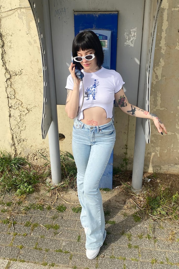 Tiger Nakışlı Pencere Detaylı Beyaz Crop Tshirt