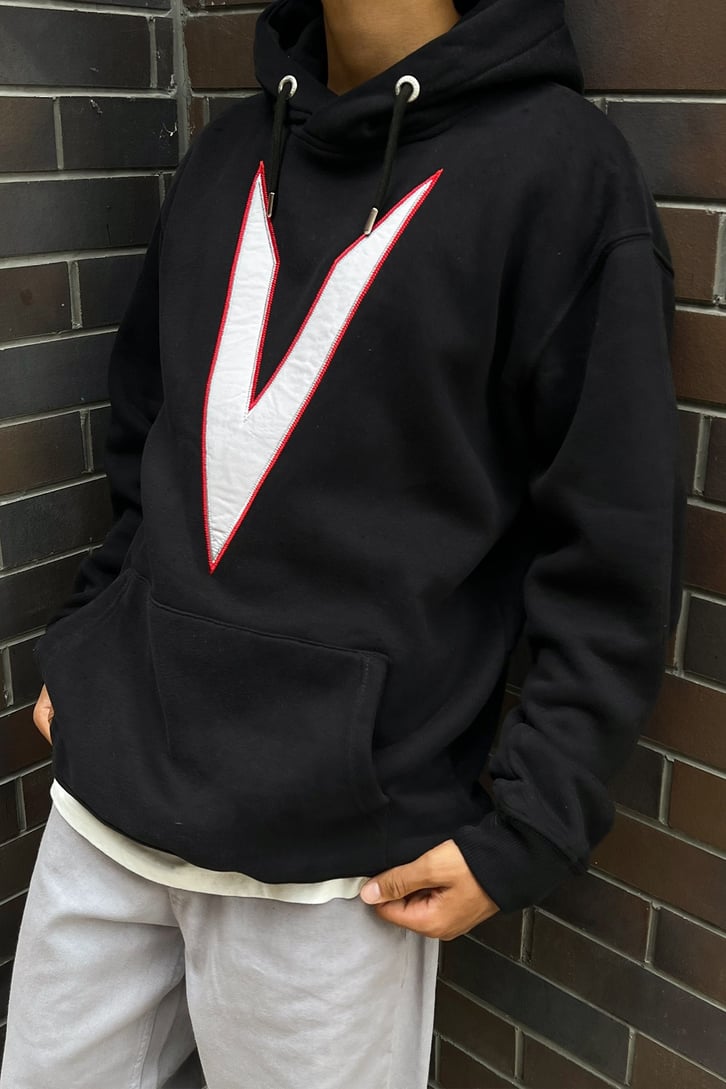 V Nakışlı Siyah Sweatshirt