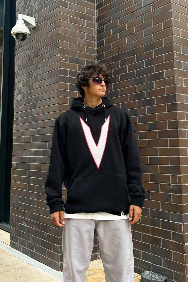 V Nakışlı Siyah Sweatshirt