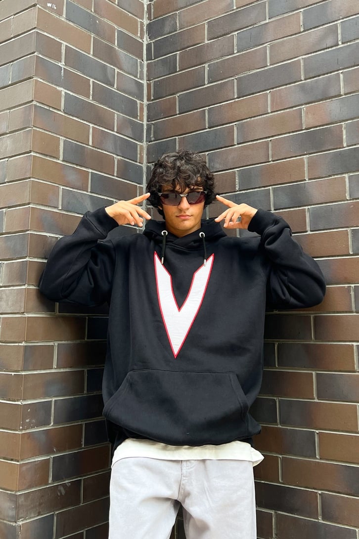 V Nakışlı Siyah Sweatshirt