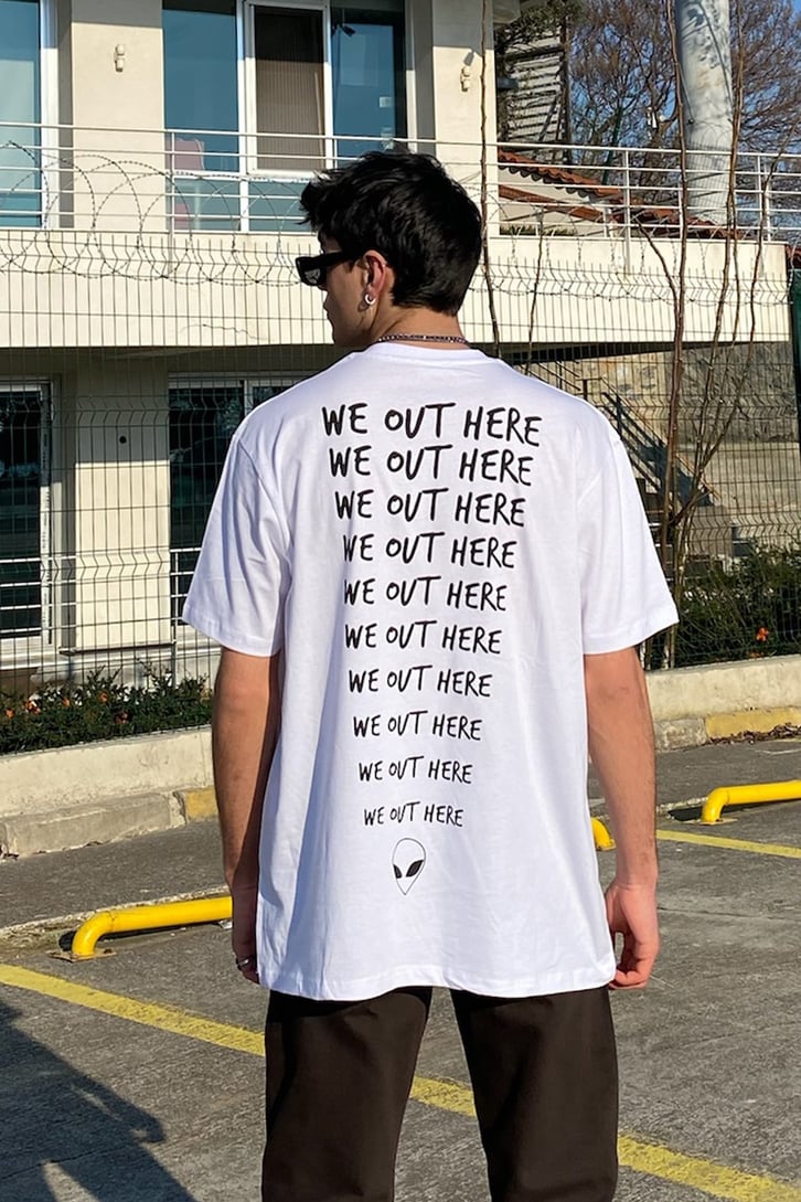 We Out Here! Oversize Printed Beyaz Tshirt