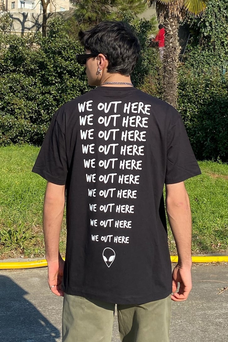 We Out Here! Oversize Printed Siyah Tshirt