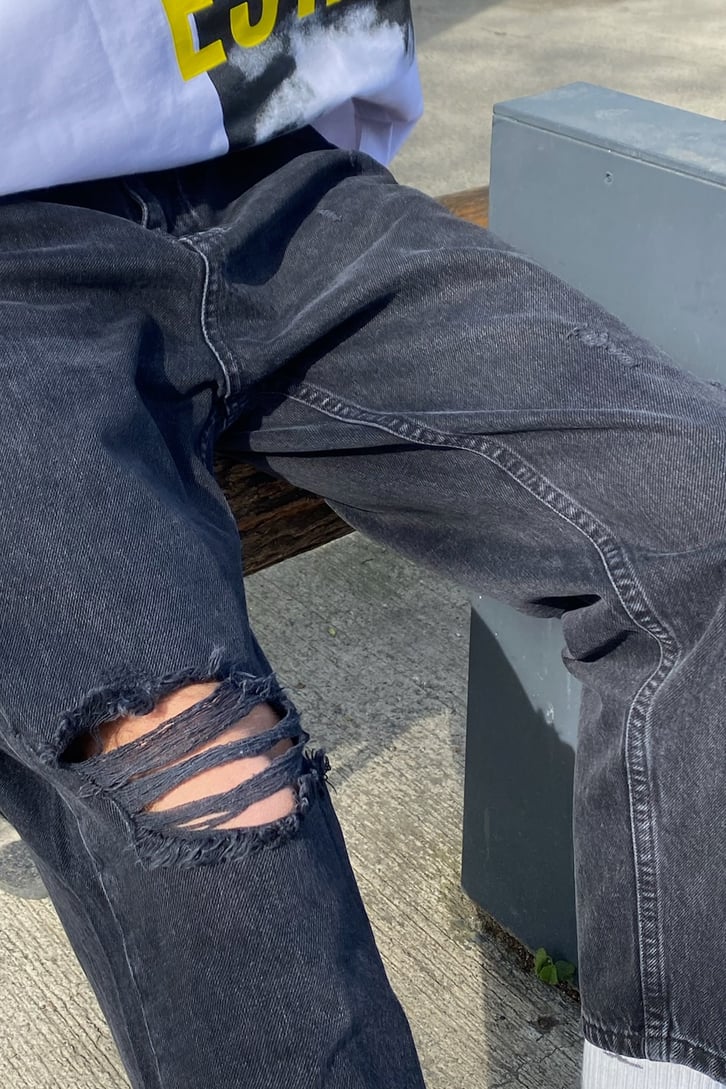 Yırtık Detaylı Eskitme Siyah Mom Jean