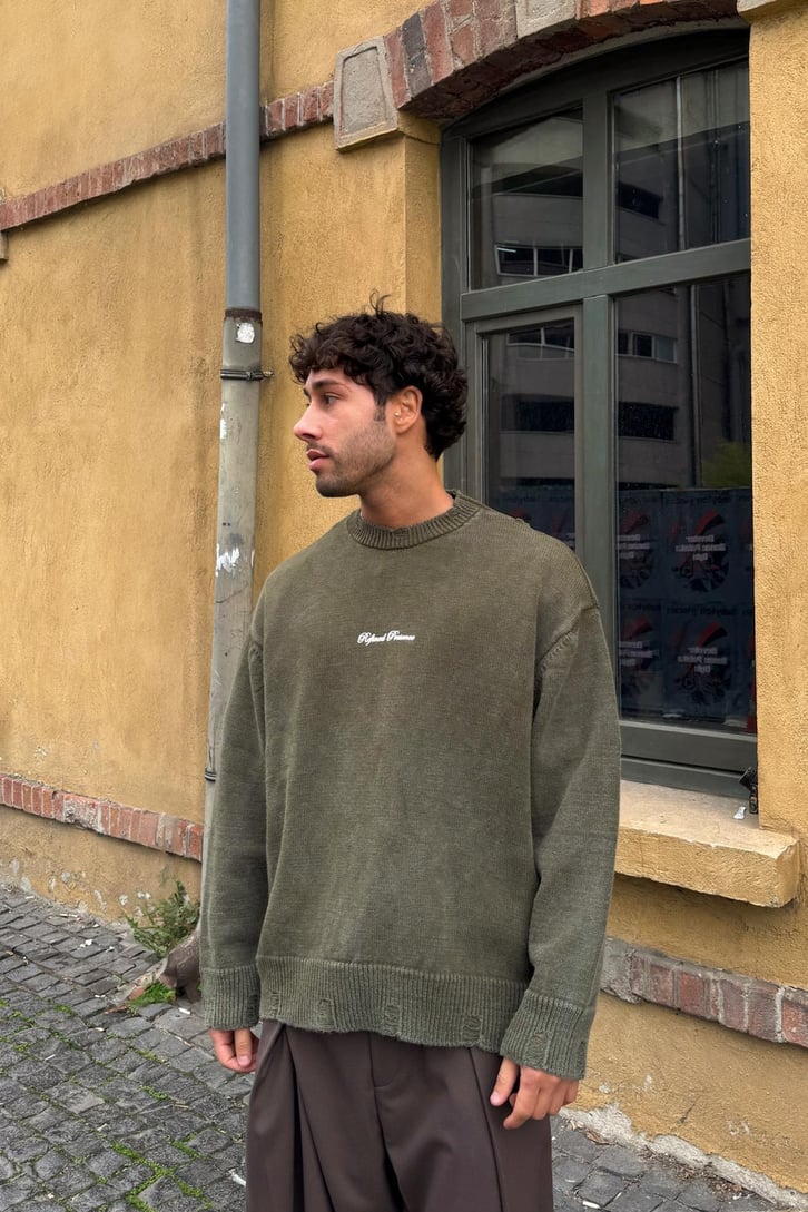 Yırtık Model Yıkamalı Triko Kazak