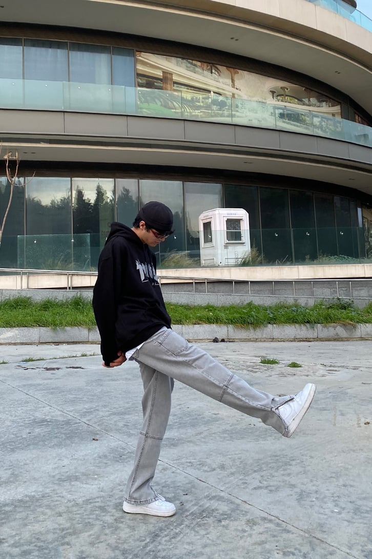 Yırtmaç Detay Special Edition Gri Taşlamalı Losse Fit Jean
