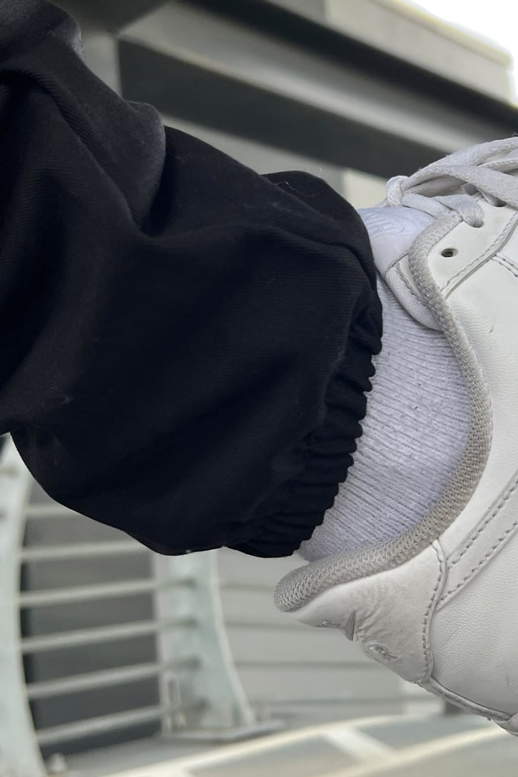 Zip Detay Nakışlı Siyah Jogger Pantolon
