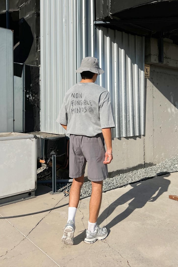 Acid Wash Non Fungible Minds Nakışlı Oversize Tişört