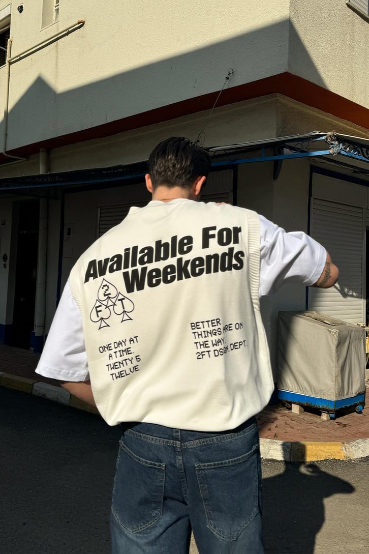 Available For Weekends Sırt Baskılı Süveter