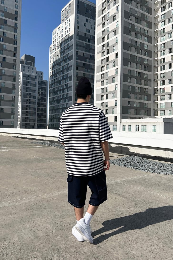 Çizgili Minimal Nakışlı Lacivert Oversize Tişört