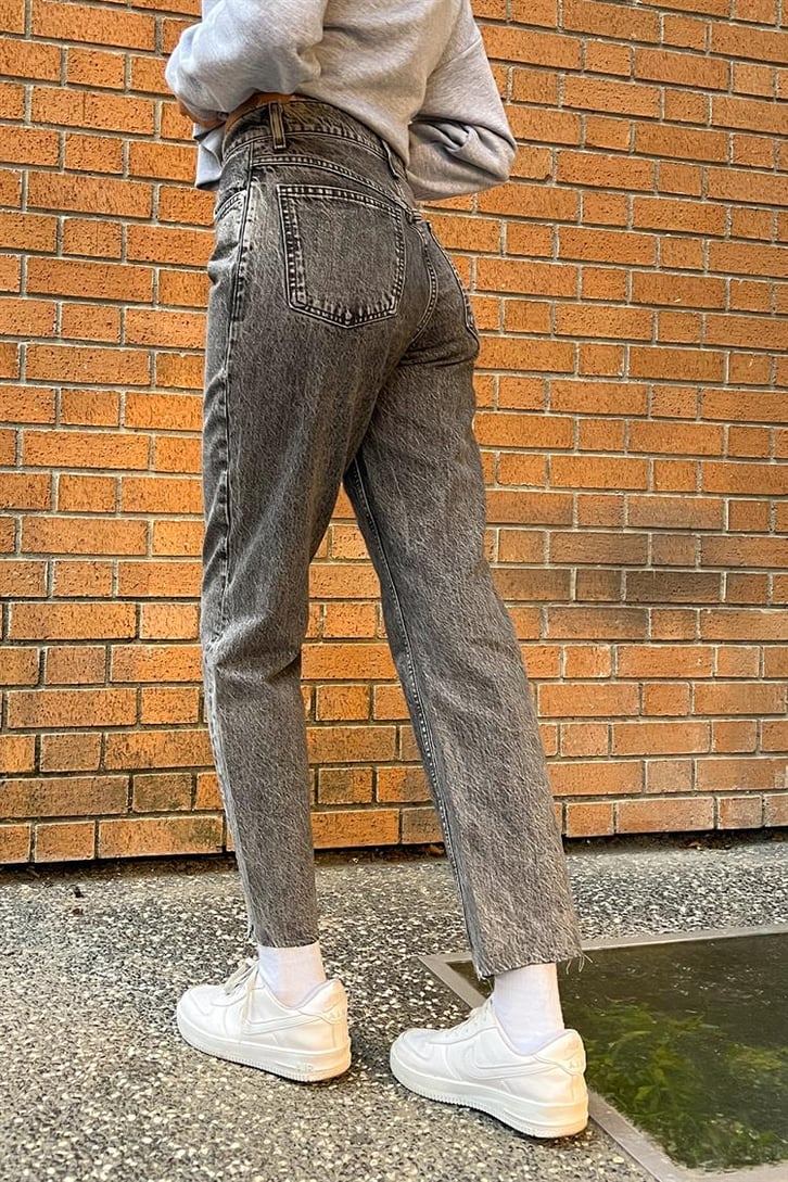 Cut Leg Acid Wash Gri Mom Fit Jean