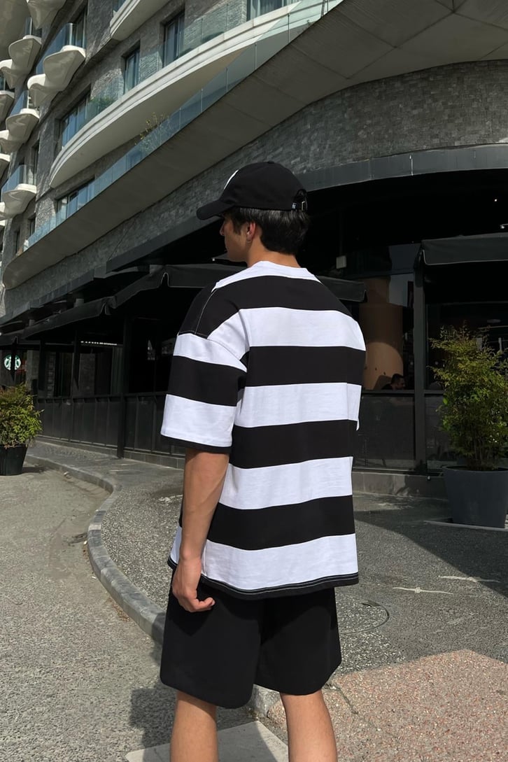 Essence Baskılı Çizgili Siyah Oversize Tişört