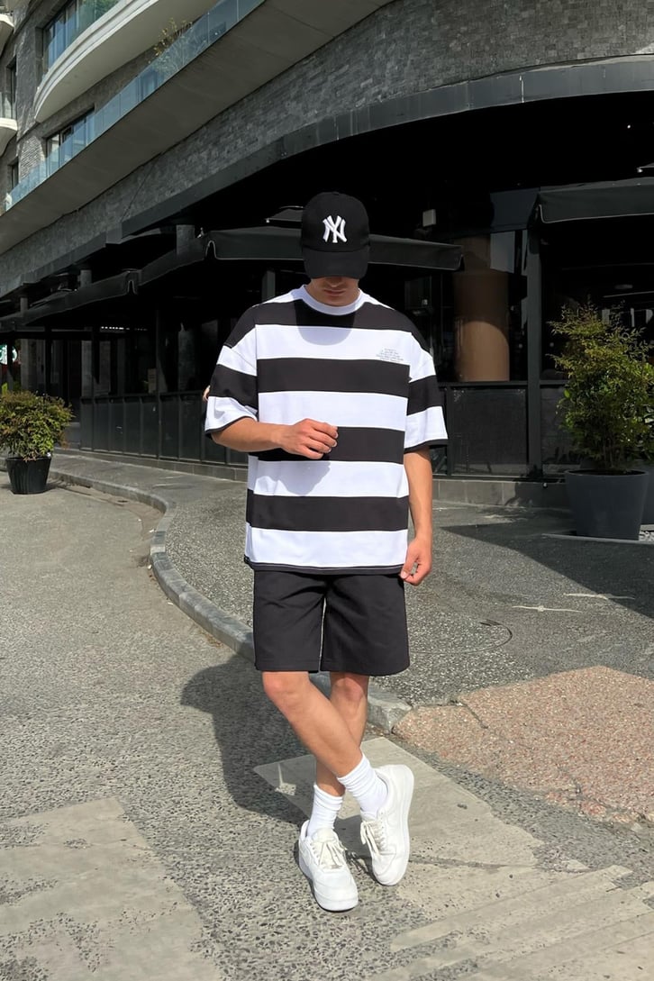 Essence Baskılı Çizgili Siyah Oversize Tişört