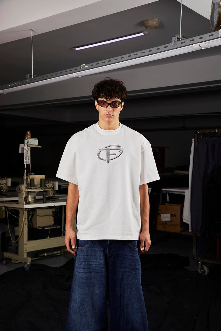 Flaw Atelier Puf Hologram F Print Beyaz Relax Tişört